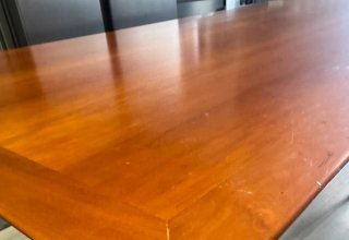 Mesa de comedor de madera y metal
