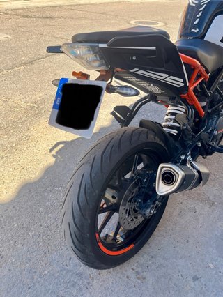 KTM 125 Duke Blanca y Naranja