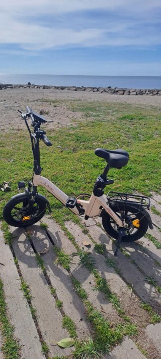 Bicicleta eléctrica plegable color crema