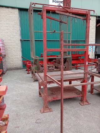 Mesa de trabajo industrial roja