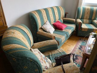 Lote: Sofá y cómoda con espejo en LA CAÑIZA