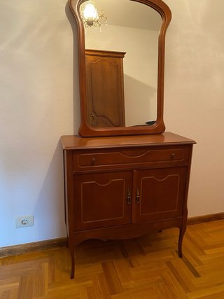 Lote: Sofá y cómoda con espejo en LA CAÑIZA