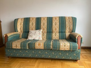 Lote: Sofá y cómoda con espejo en LA CAÑIZA