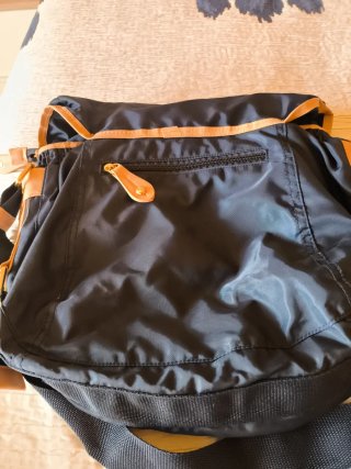 Bolso bandolera azul y marrón