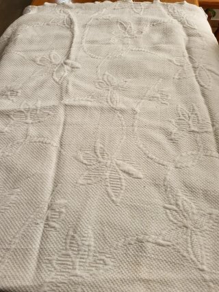 Colcha blanca con relieve floral