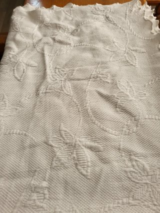 Colcha blanca con relieve floral