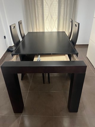Mesa extensible y 4 sillas
