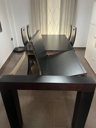 Mesa extensible y 4 sillas