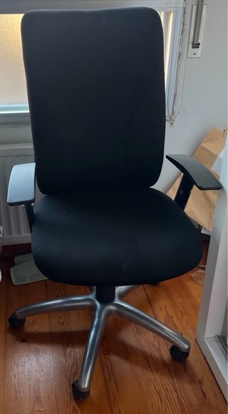 Escritorio con bandeja y cajones + Silla oficina