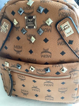 Mochila Marrón con Tachuelas Doradas