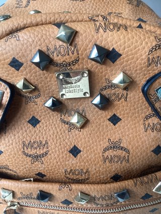 Mochila Marrón con Tachuelas Doradas