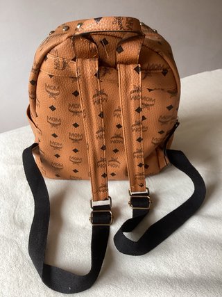 Mochila Marrón con Tachuelas Doradas