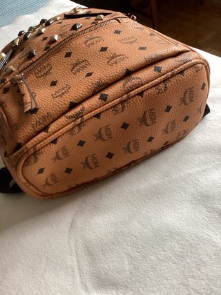 Mochila Marrón con Tachuelas Doradas