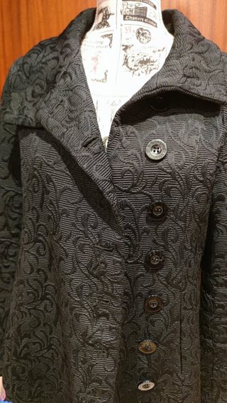 Abrigo Desigual Negro con Estampado Multicolor