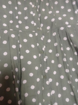 Vestido verde con lunares blancos y otro un mono v