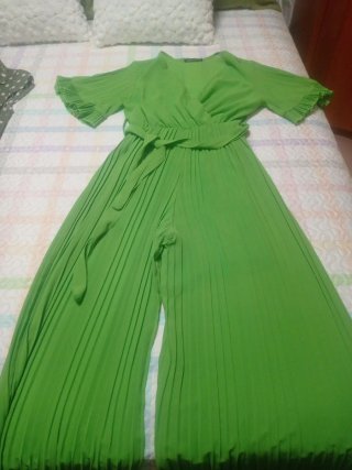 Vestido verde con lunares blancos y otro un mono v