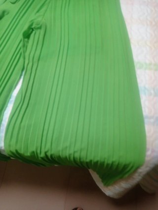 Vestido verde con lunares blancos y otro un mono v
