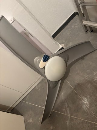 Ventilador de techo gris con luz