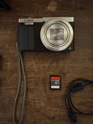 Panasonic Lumix TZ70 + 2 baterías y trípode