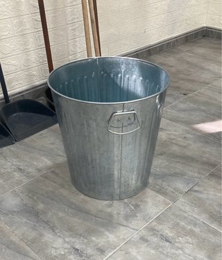 Cubo metálico para basura