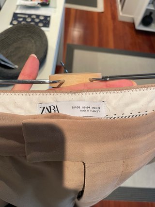 Pantalón de pinzas beige Zara