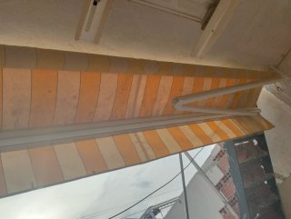 Toldo de tela beige y amarillo Medidas 5 metros