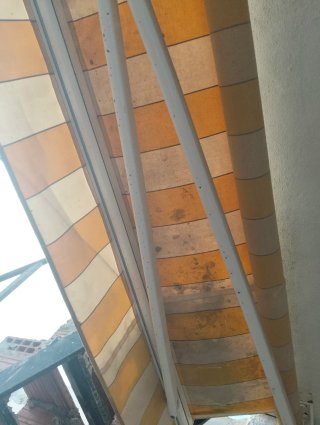 Toldo de tela beige y amarillo Medidas 5 metros
