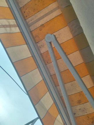 Toldo de tela beige y amarillo Medidas 5 metros