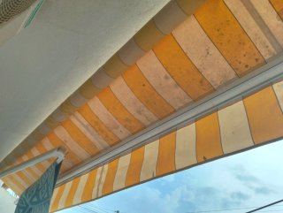 Toldo de tela beige y amarillo Medidas 5 metros