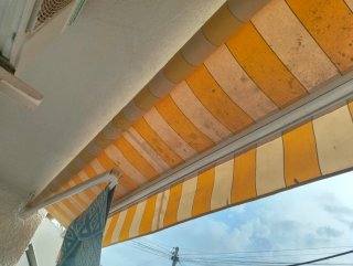 Toldo de tela beige y amarillo Medidas 5 metros
