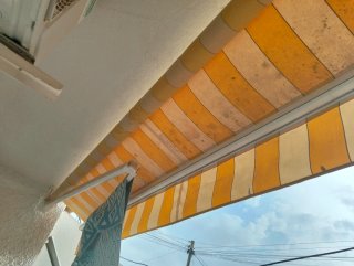 Toldo de tela beige y amarillo Medidas 5 metros