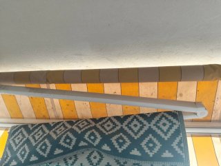 Toldo de tela beige y amarillo Medidas 5 metros