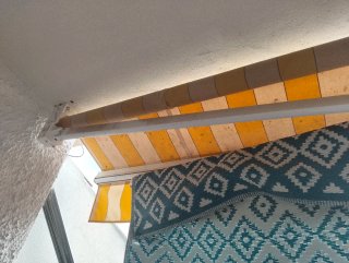 Toldo de tela beige y amarillo Medidas 5 metros
