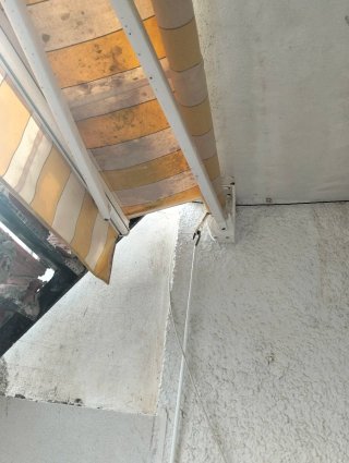 Toldo de tela beige y amarillo Medidas 5 metros