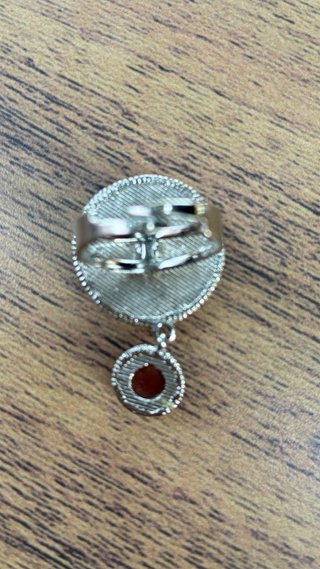 Anillo con piedras marrón y roja