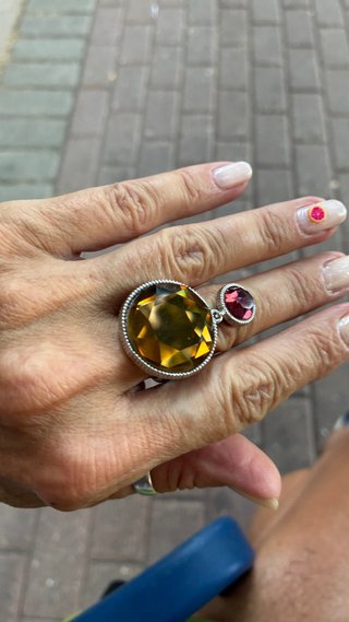 Anillo con piedras marrón y roja