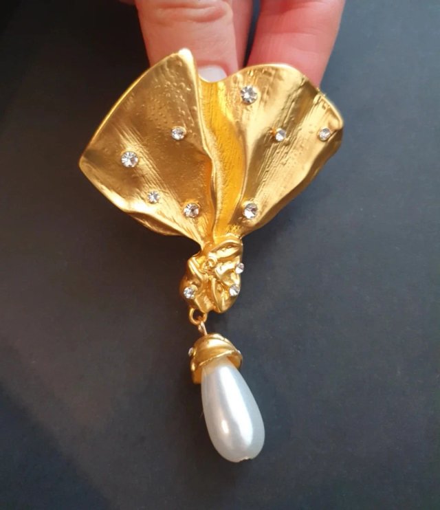 Broche estilo vintage con strass y colgante.