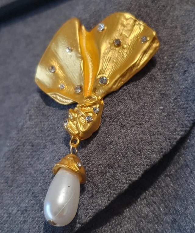 Broche estilo vintage con strass y colgante.