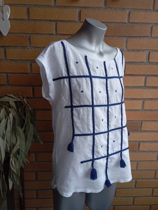 Blusa blanca estilo ibicenco bordada