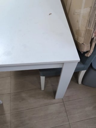 Mesa de comedor blanca de madera