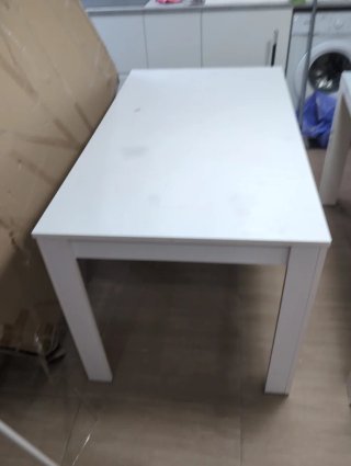 Mesa de comedor blanca de madera