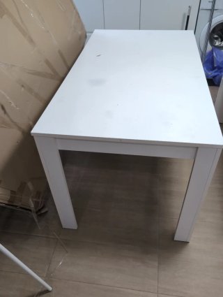 Mesa de comedor blanca de madera