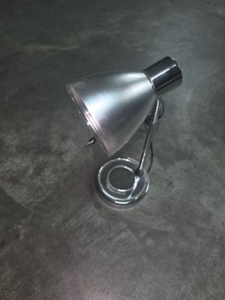 Lámpara de mesa plateada