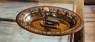 Bandeja antigua metal calado floral