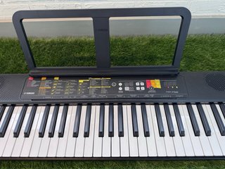 Teclado Yamaha PSR-F52 con caja