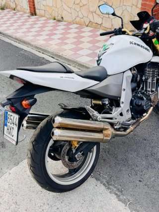 Kawasaki Z1000 Blanca y Dorada
