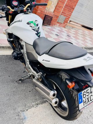 Kawasaki Z1000 Blanca y Dorada