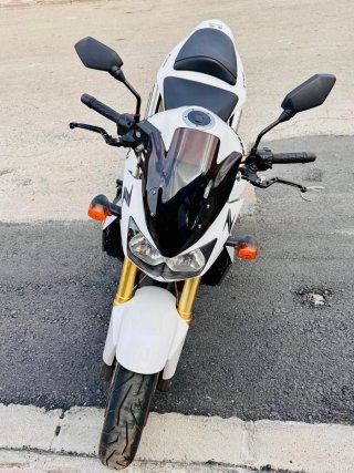Kawasaki Z1000 Blanca y Dorada