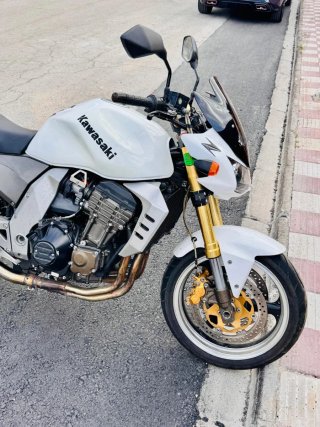 Kawasaki Z1000 Blanca y Dorada