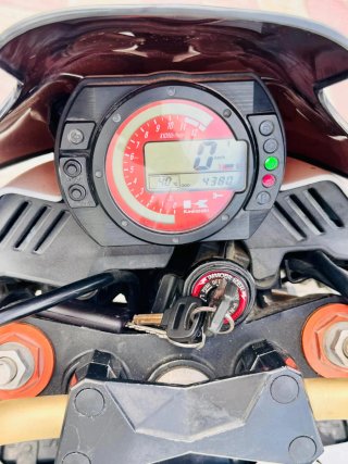 Kawasaki Z1000 Blanca y Dorada